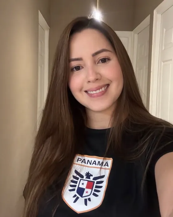 Retrato de Estefani Diaz con una camiseta de Panamá.