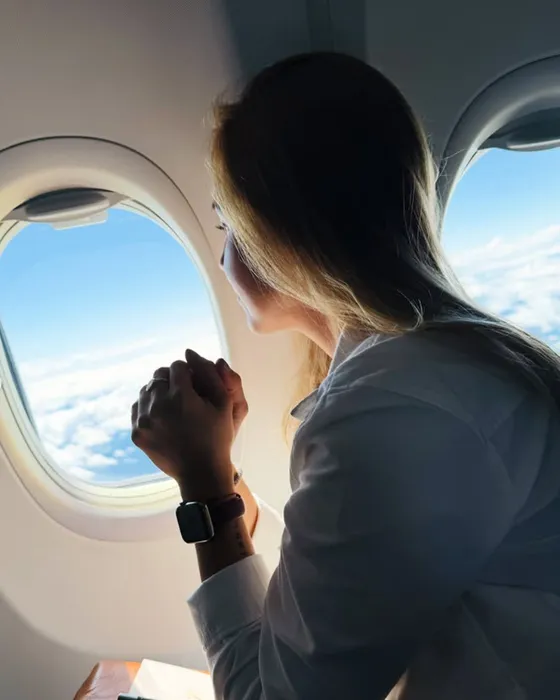 Vista desde la ventanilla de un avión sobre las nubes.